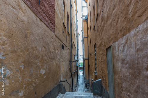 Torgdragargränd är en trång och charmig gränd i Gamla Stan photo