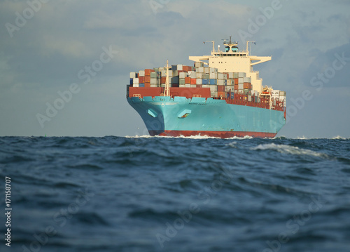 Containerschiff auf Kollisi...