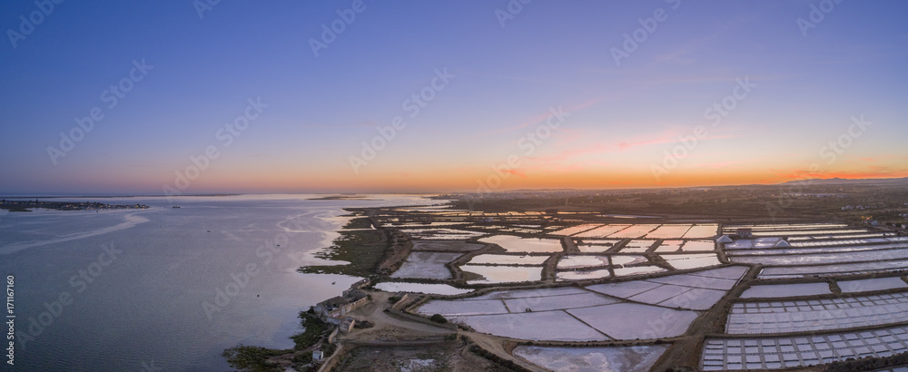 Φωτογραφία Sunset aerial panoramic view, in Ria Formosa wetlands natural park, salt production pans in the foreground, Algarve