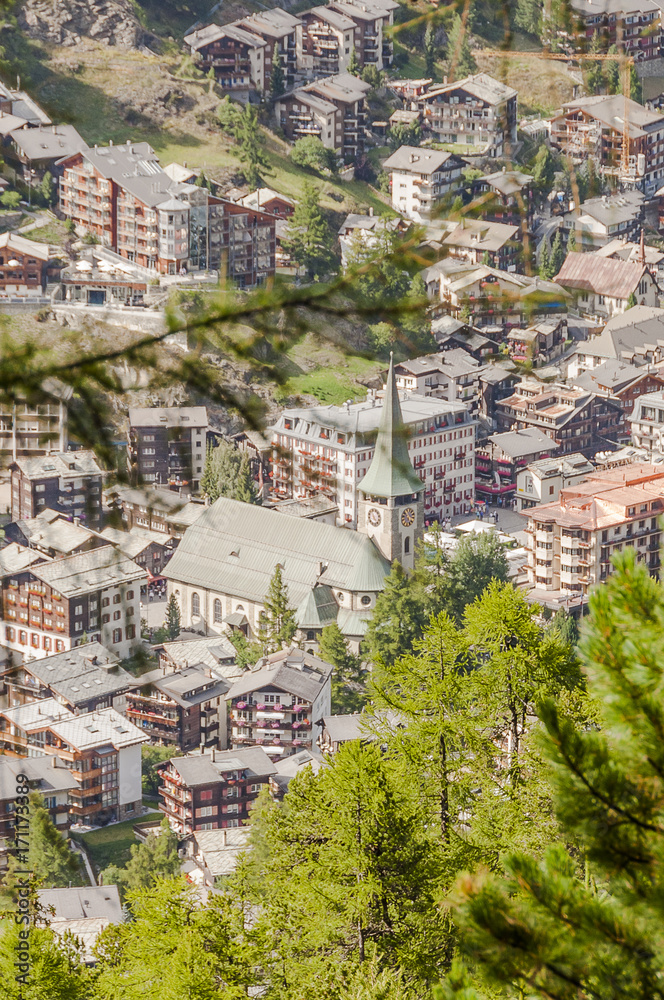 Zermatt, Dorf, Bergdorf, Kirche, Dorfkirche, Walliser Dorf, Wallis, Alpen, Schweizer Berge, Lärchenwald, Wanderweg, Sommer, Schweiz
