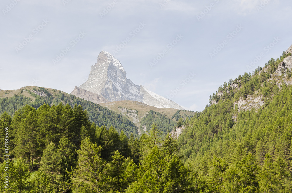 Fototapeta premium Zermatt, Dorf, Alpen, Walliser Berge, Schweizer Berge, Matterhorn, Trockener Steg, Furi, Zmutt, Bergbahn, Wallis, Wanderweg, Sommer, Schweiz