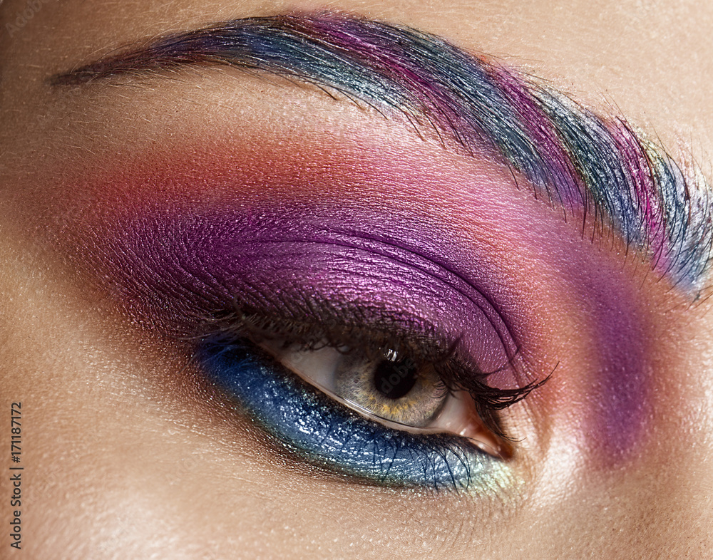 Φωτογραφία Closeup shot of female eye with colorful eyes shadows and eyelashes makeup