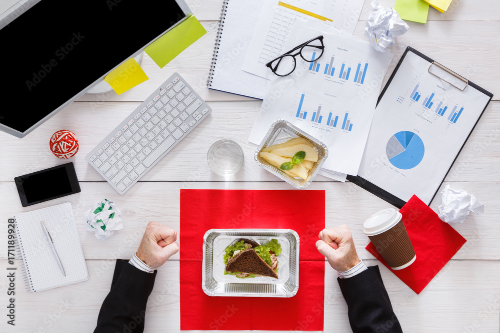 Obraz premium Taking healthy business lunch at workplace