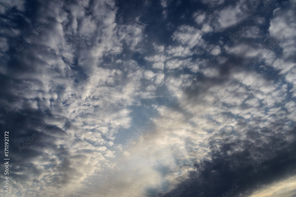 Obraz premium Dramatic sunset sky with dark clouds.