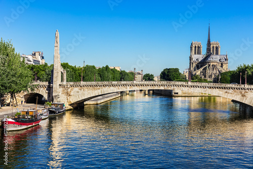 Tournelle bridge (Pont de la Tournelle) and Notre Dame de Paris Cathedral. Paris, France
