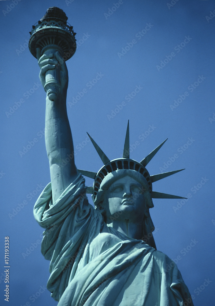 Fototapeta premium Statue of Liberty against blue sky