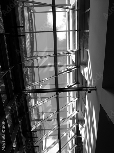 Oberlicht im Atrium eines modernen öffentlichen Gebäude und Museum bei Sonnenschein in der Hansestadt Herford in Ostwestfalen-Lippe, fotografiert in neorealistischem Schwarzweiß photo