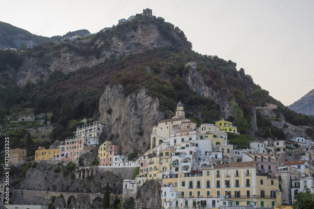 Panorama di Positano, famosa località turistica e balneare in costiera Amalfitana, Campania, Italia. Il piccolo paese è costruito tra la montagna e il mare con le case colorate a picco sull'acqua.