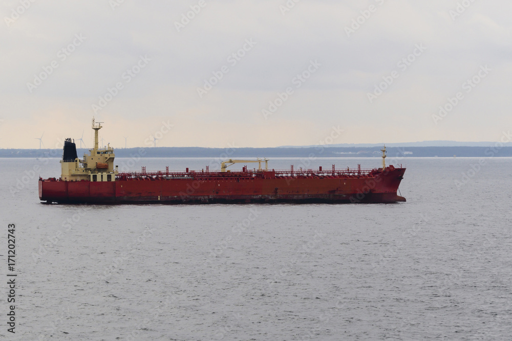 Tanker liegt auf Reede vor Anker 