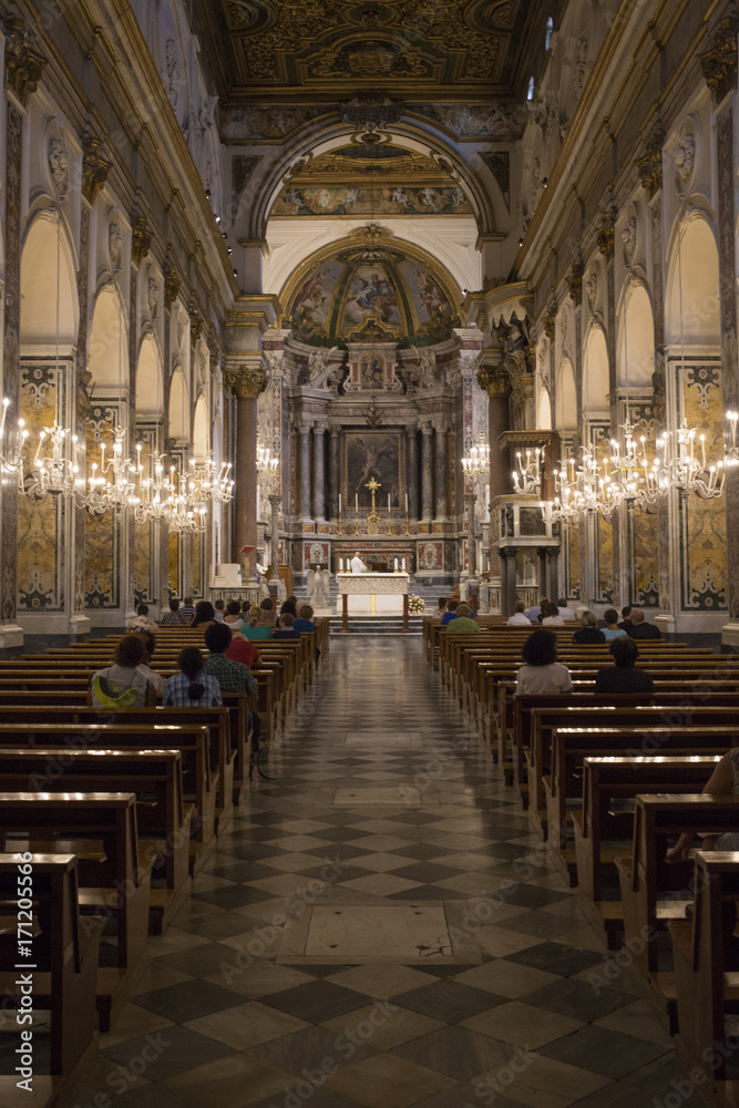 Dettaglio, durante la messa, della navata centrale della cattedrale di Sant'Andrea, principale luogo di culto cattolico di Amalfi. Dedicato a sant'Andrea apostolo, si trova in piazza Duomo.
