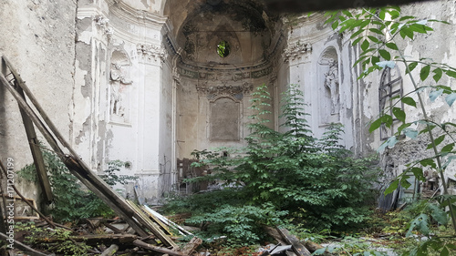 Interno di chiesa abbandonata photo