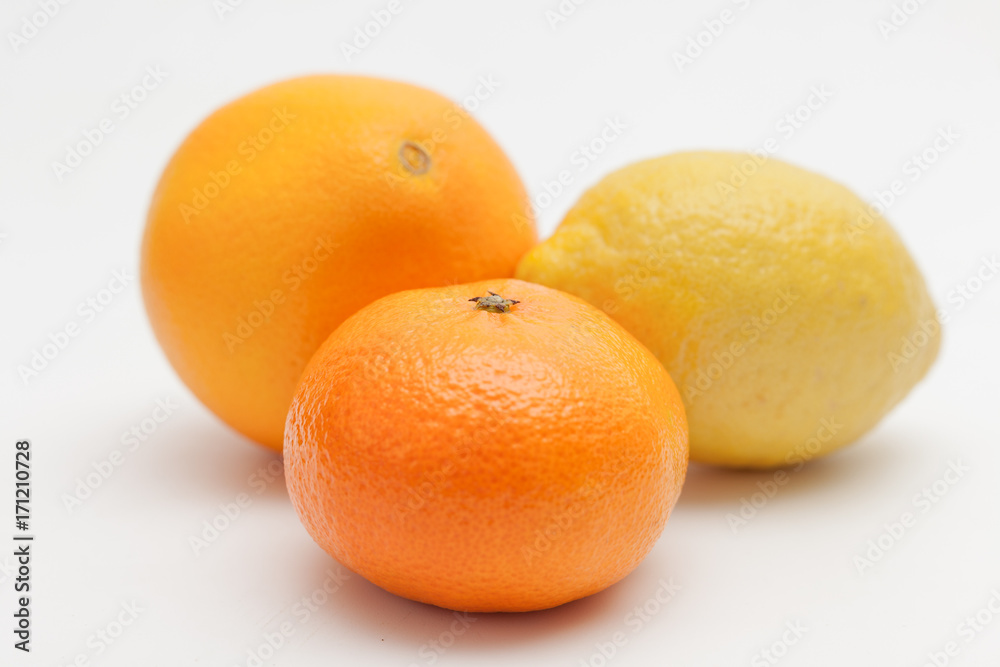 mandarina, limon y naranja sobre fondo blanco mandarina, limon y naranja sobre fondo blanco