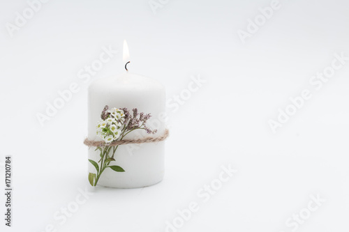 vela blanca encendida con flores 스톡 사진 | Adobe Stock