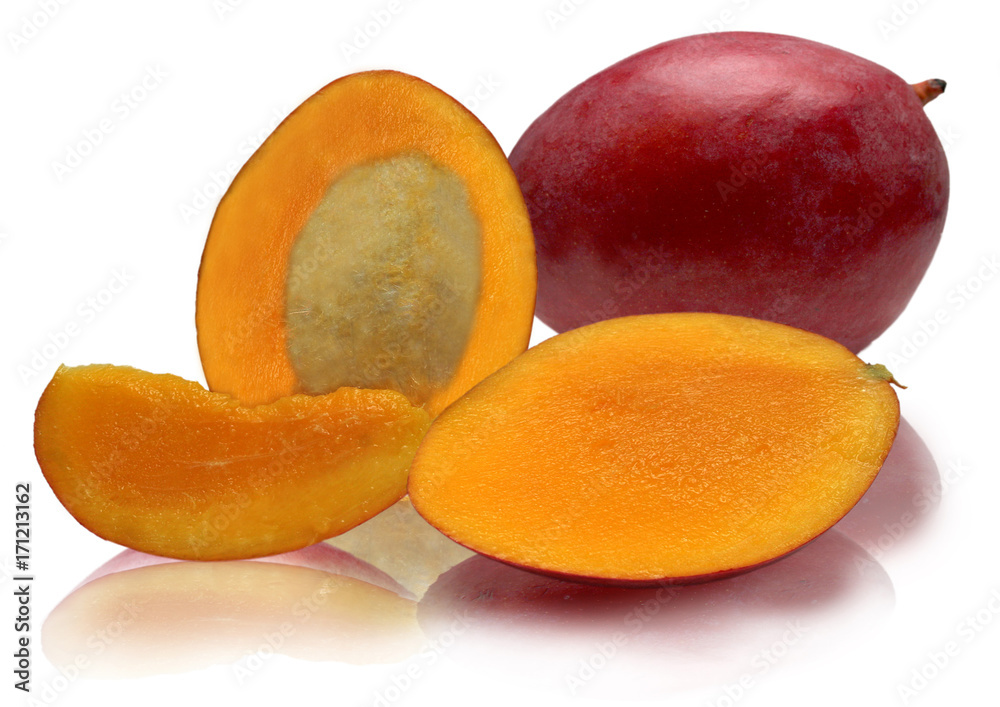 Mango Früchte halbiert und im ganzen,  freigestellt