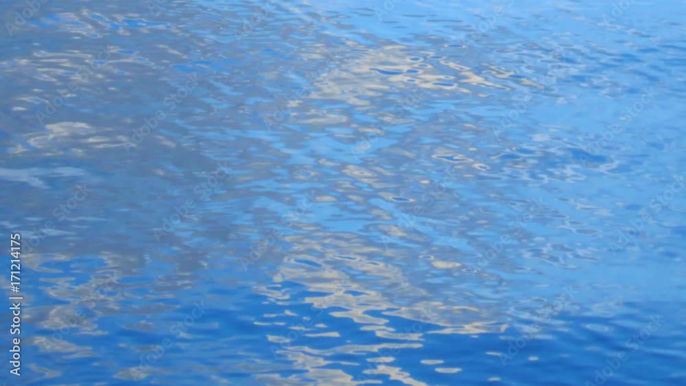 Ruhiges blaues meer wasser im hafenbecken mit wolken spiegelung 