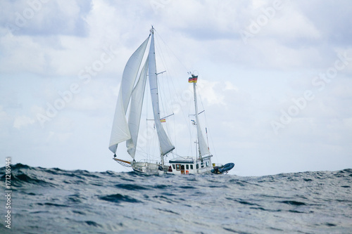 segel yacht in hohem Seegang auf dem Atlantik