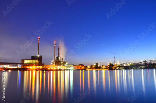 Stahlindustrie in der blauen Stunde am Wasser
