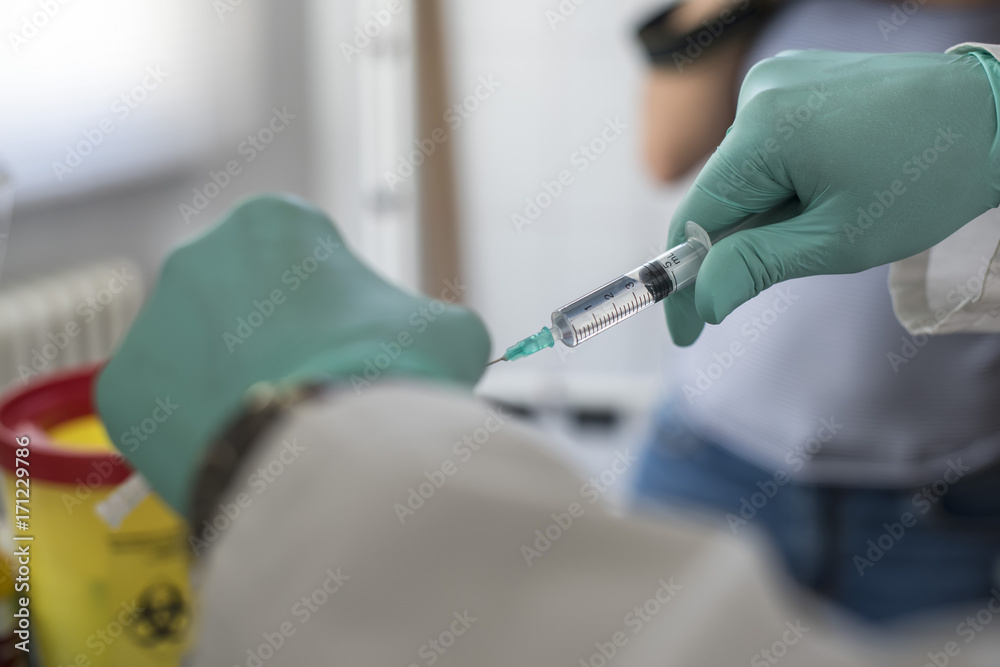 medico prepara una siringa per fare una vaccinazione medico prepara una siringa per fare una vaccinazione