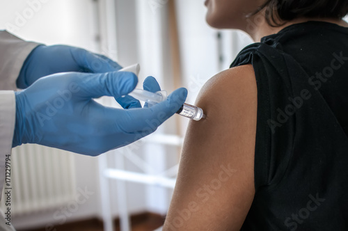 medico fa una vaccinazione sul braccio a una giovane ragazza