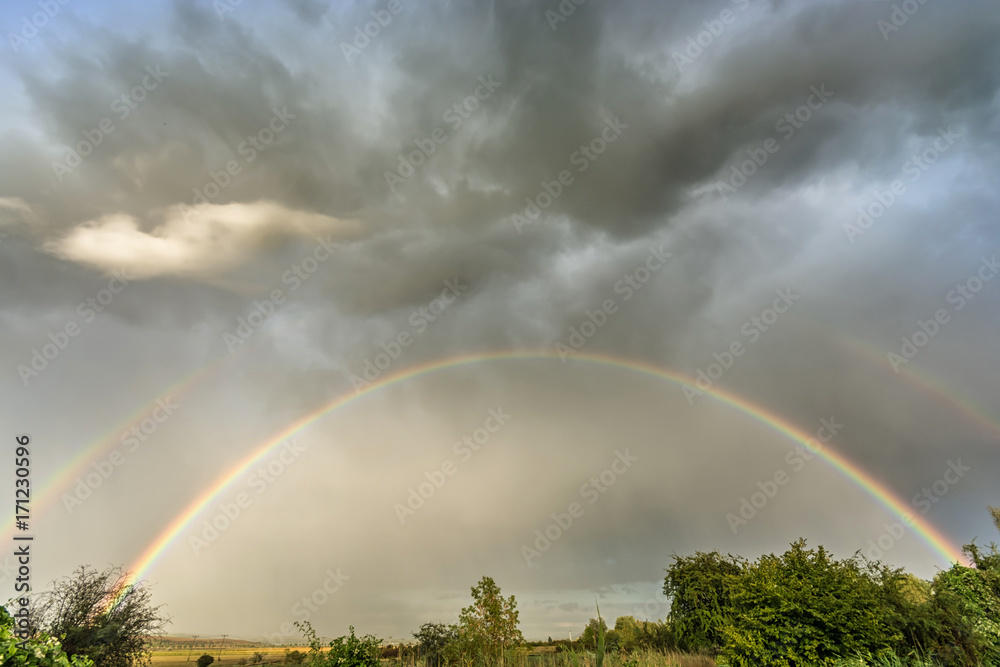 Dunkler Himmel mit Doppelregenbogen Dunkler Himmel mit Doppelregenbogen