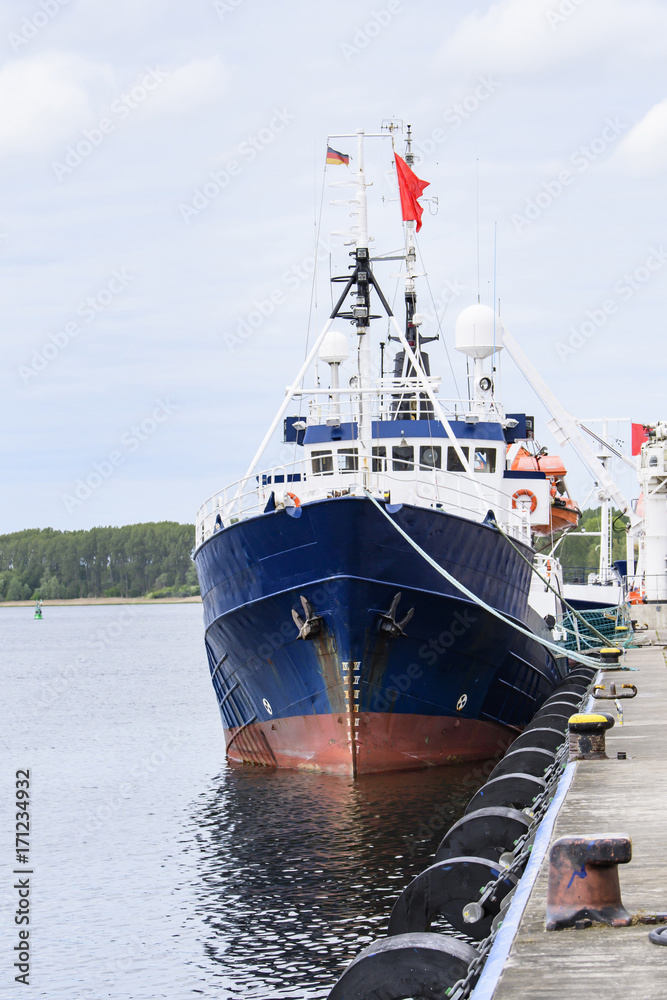 Naklejka premium Schiff älterer Bauart hat am Pier festgemacht