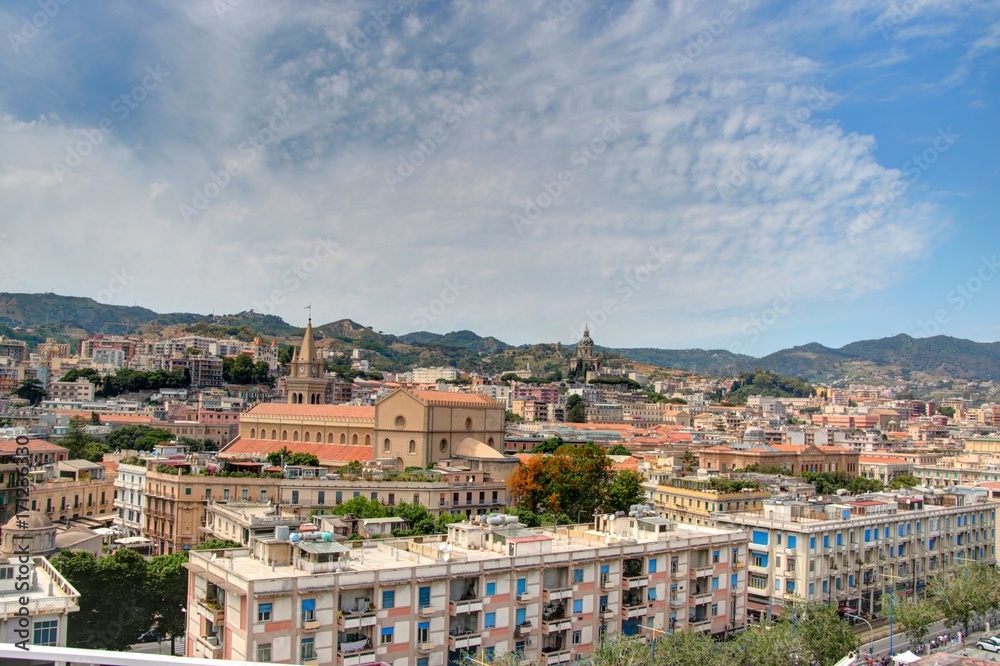 Fototapeta premium Ville de Messine en Sicile, sur les bords du détroit