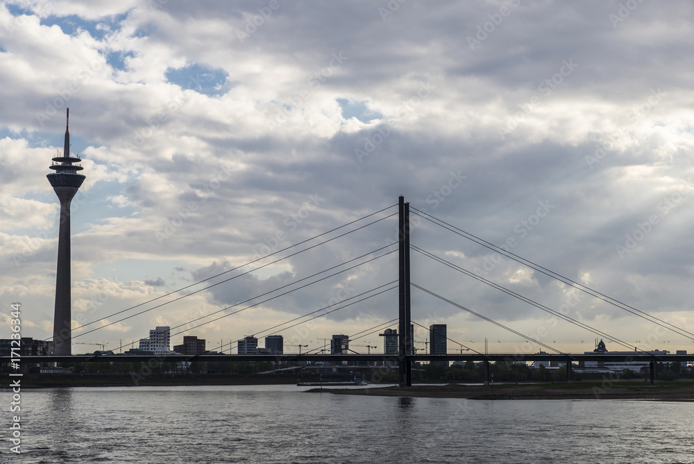 Naklejka premium Skyline along the Rhine river in Dusseldorf, Germany
