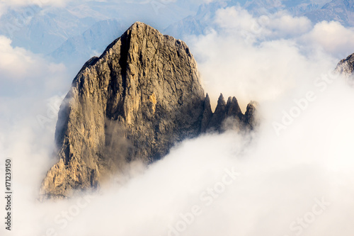 Fotografie La vetta del Pizzo Badile Camuno sopra il mare di nuvole, Alpi Italiane, Lombardia, Italia