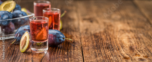 Foto Fresh made Plum Liqueur on a rustic background