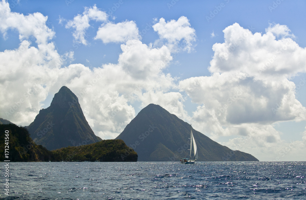 Segelyacht vor den Pitons, dem Wahrzeichen von St.Lucia, Karibik