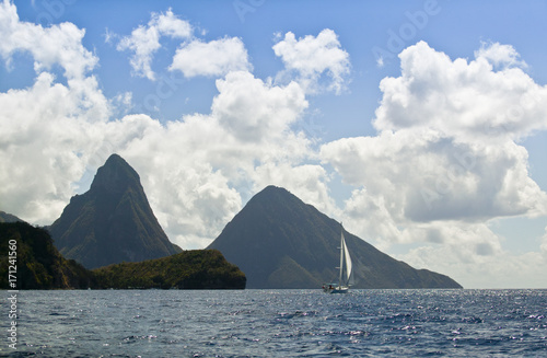 Segelyacht vor den Pitons, dem Wahrzeichen von St.Lucia, Karibik photo