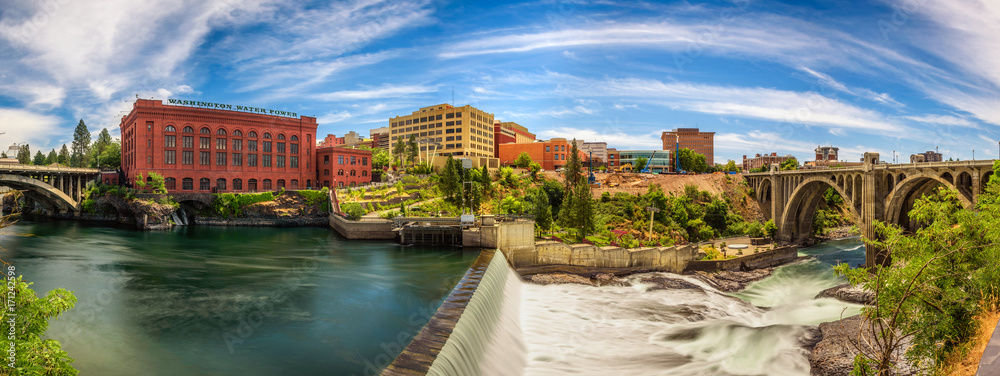 Fototapeta Budynek Washington Water Power i most Monroe Street wzdłuż rzeki Spokane