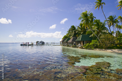 Südsee atoll mit Traumstrand palmen und türkis grünem Wasser tauch und Segelparadie