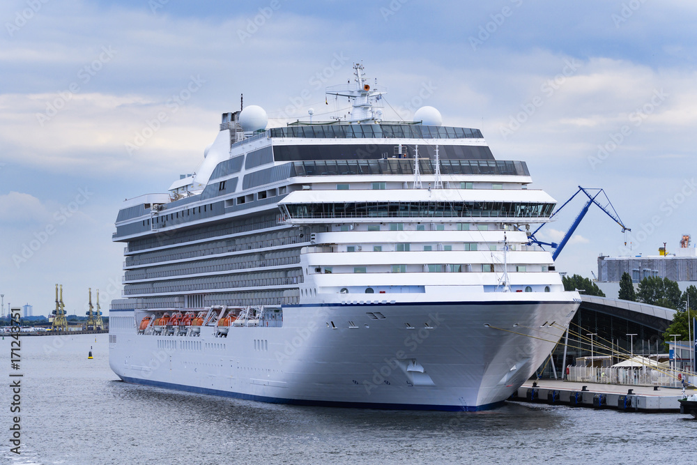 Ein Kreuzfahrtschiff am Pier