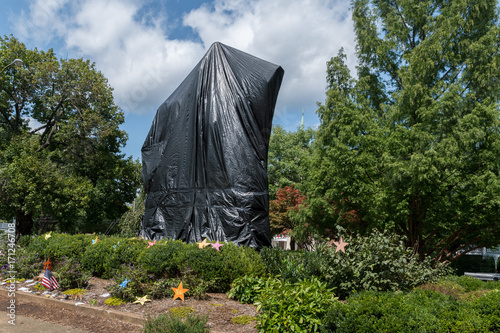 Robert E Lee Statue covered photo