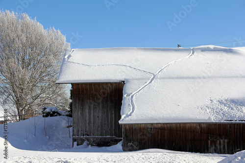 Schnee und Tierspuren auf einem alten Bauernhof