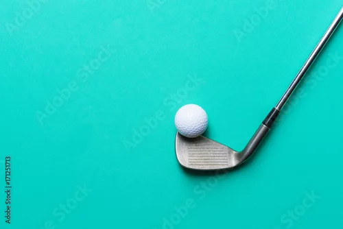Obraz piłeczka golfowa i kij golfowy na zielonym tle