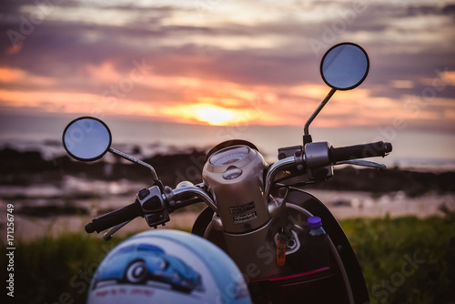 Sunset en scooter © Emilie