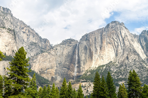 yosemite falls view at summer time © jon_chica