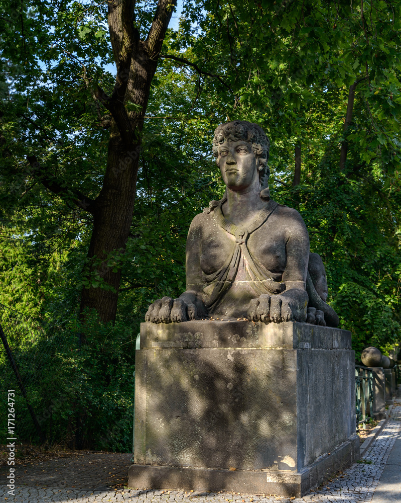 Südwestliche Sphinx an der denkmalgeschützten Bismarkbrücke in Berlin-Grunewald