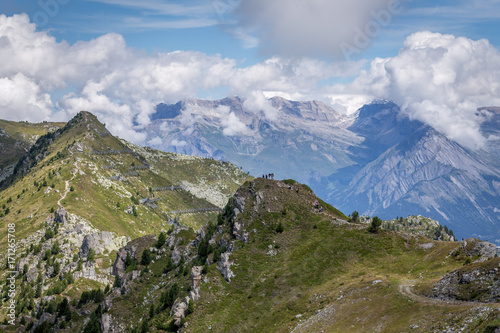 les crêtes vertes des montagnes des Alpes Suisses