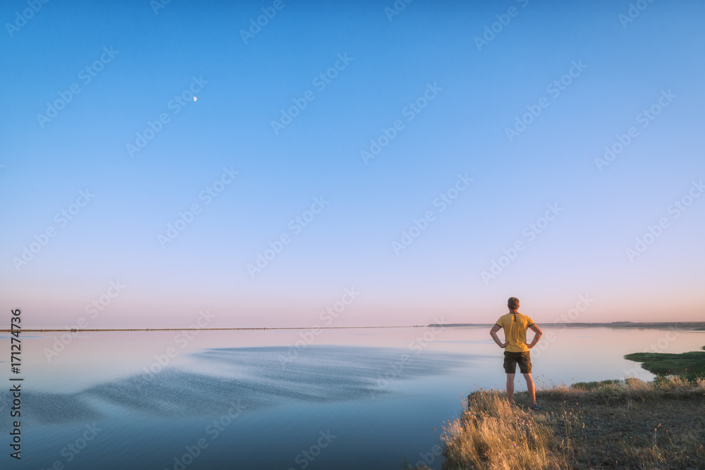 Man standing on a edge above the sea
