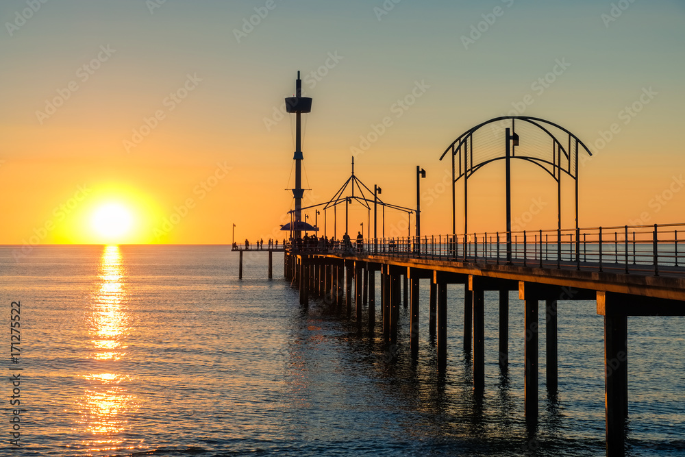 Naklejka premium Brighton Beach pier with people at sunset