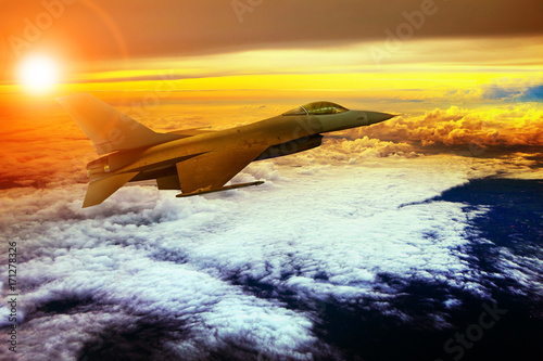samolot-bojowy-latajacy-nad-chmurami