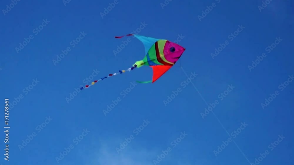 bunter drachen, flugdrachen, kinderdrachen, blauer himmel