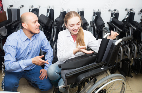 Specialist consulting client about wheelchairs