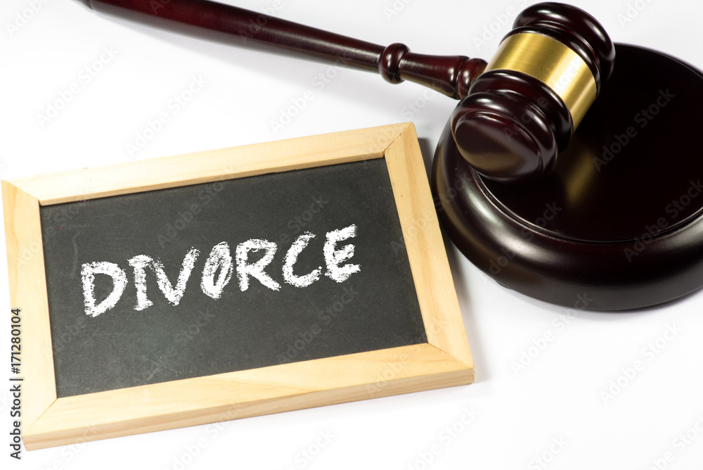 Ein Richterhammer und Kreidetafel mit dem Wort Scheidung