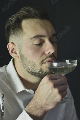 Homme dégustant une coupe de champagne
