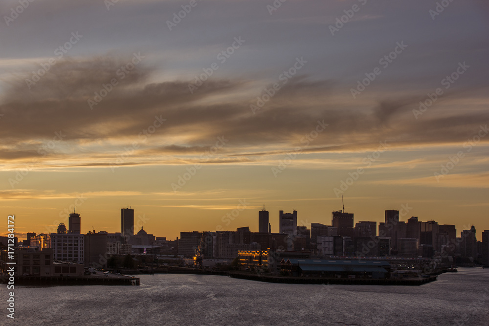 Sonnenuntergang vor der Skyline von Boston in den USA.