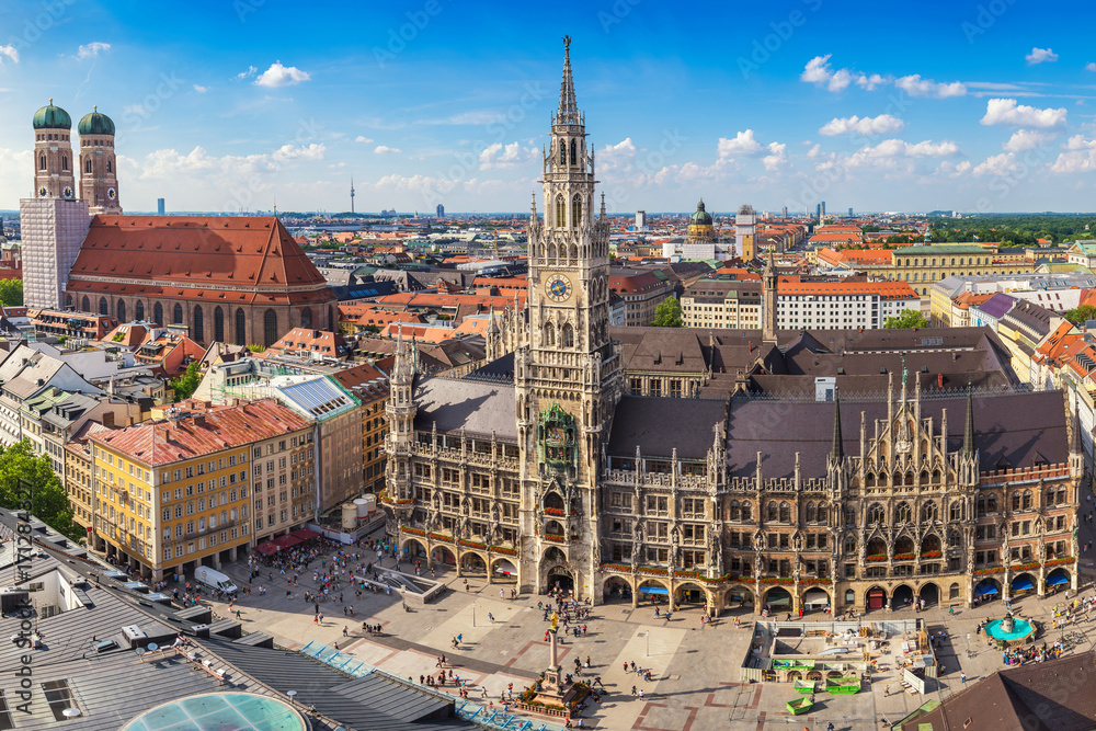 Naklejka premium Panoramę miasta Monachium w nowym ratuszu Marienplatz, Monachium, Niemcy
